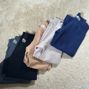 LOT of 5 pairs of Booty by Brabants croc cropped textured leggings. One size